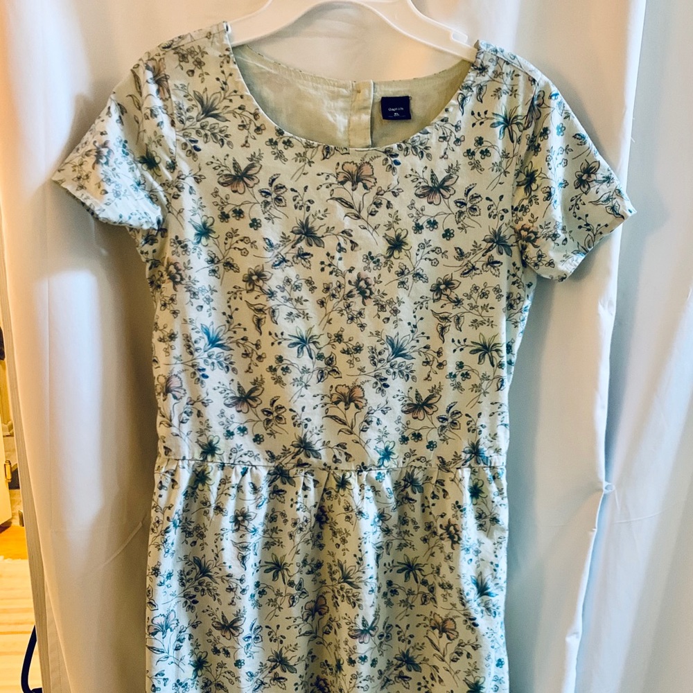 Beautiful Gap girls flowery print dress.